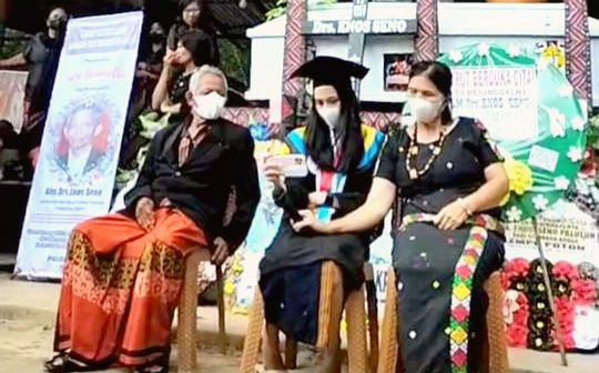 Kisah Ega, Perjuangan Raih Gelar Apoteker dan Wisuda Online Disamping Peti Sang Ayah