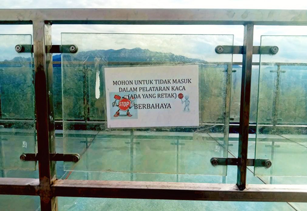 Telan Anggaran Miliaran, Jembatan Kaca di Burake Ternyata Sudah Retak 2 Telan Anggaran Miliaran, Jembatan Kaca di Burake Ternyata Sudah Retak