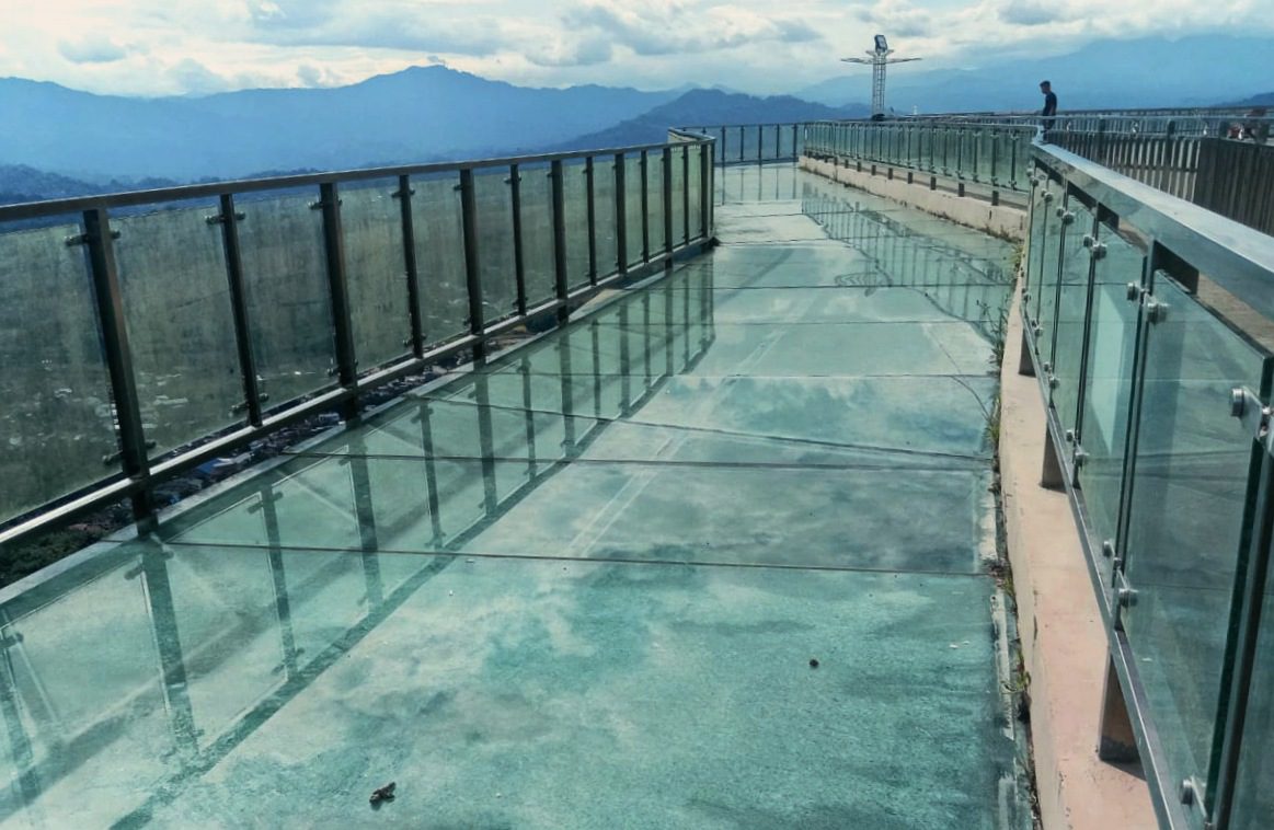 Telan Anggaran Miliaran, Jembatan Kaca di Burake Ternyata Sudah Retak