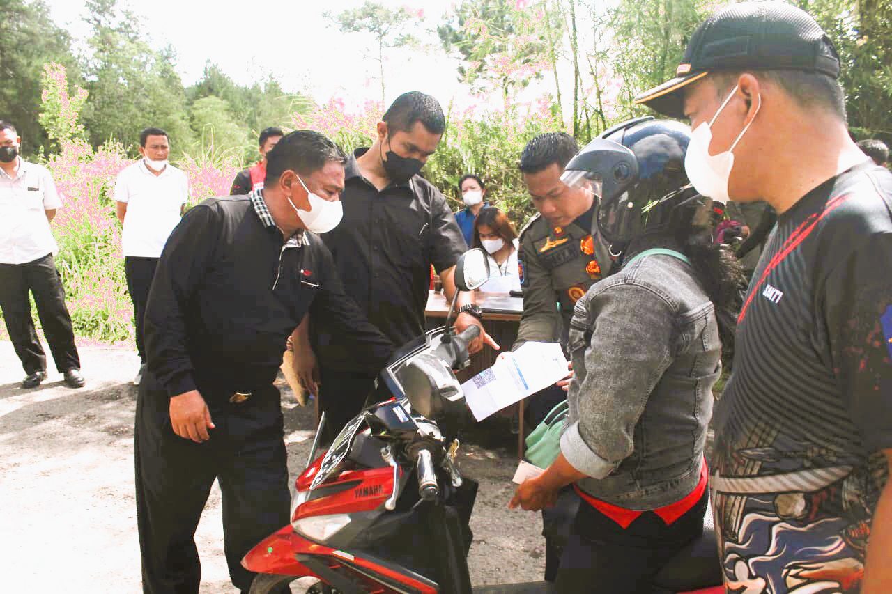 Bupati Ombas Periksa Kartu Vaksin ASN, Wabup Dedi Segera Sidak Minyak Goreng di Toraja Utara