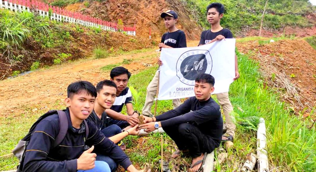Rusak Akibat Pembabatan Liar, Langkan Maega Turun Tanam Bibit di Sa'dan 2 Rusak Akibat Pembabatan Liar, Langkan Maega Turun Tanam Bibit di Sa'dan