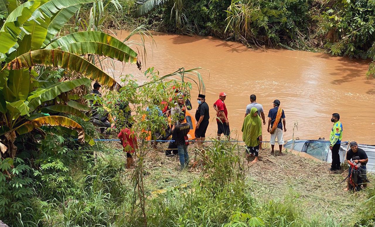 Kronologi Mobil Innova Terjun ke Sungai di Salubarani, Diduga Sopir Mengantuk 2 Kronologi Mobil Innova Terjun ke Sungai di Salubarani, Diduga Sopir Mengantuk