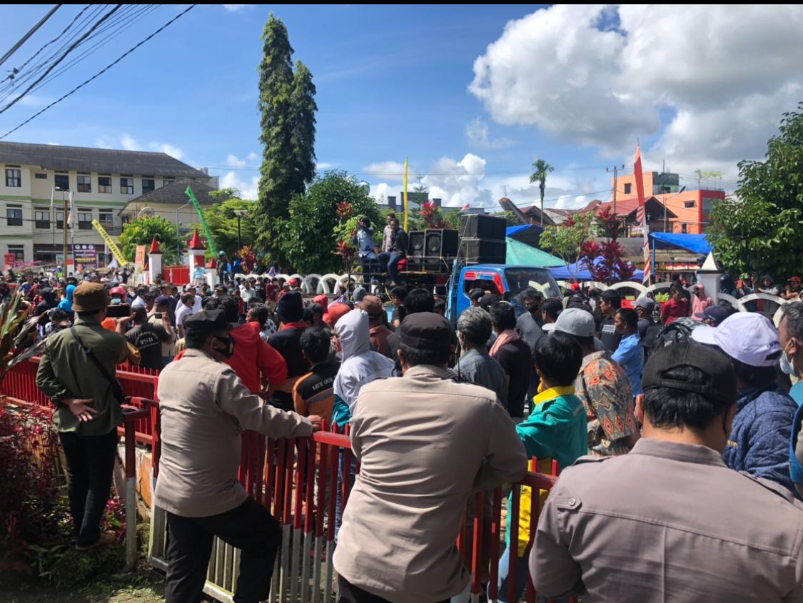 Ditengah Interpelasi, Aliansi Masyarakat Peduli Toraja Utara Unjuk Rasa di DPRD