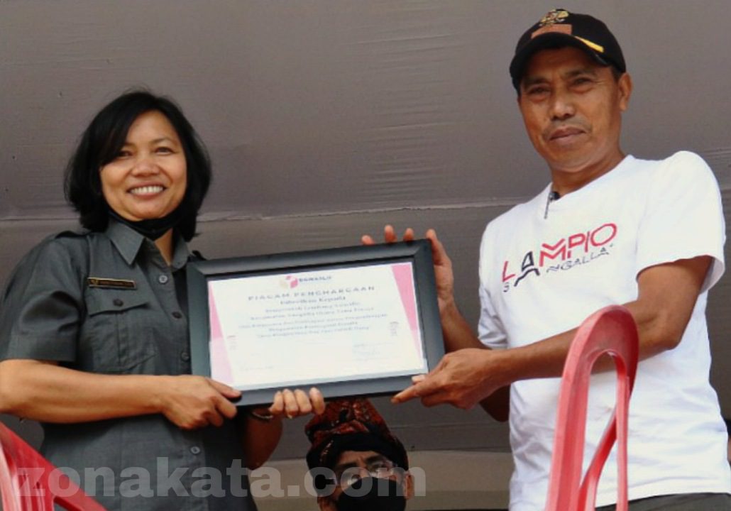 Ditengah Gelaran Sepakbola, Bawaslu Tana Toraja Teken MoU Dengan Lembang Saluallo