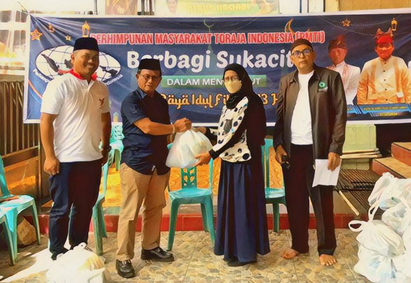 Menyambut Idul Fitri, PMTI Berbagi Sukacita Kepada 100 Kaum Dhuafa di Rantepao