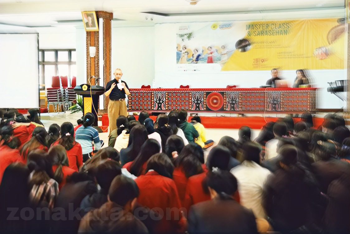 Masterclass Prof. Sardono Edukasi Ratusan Mahasiswa UKI Toraja Tentang Tari