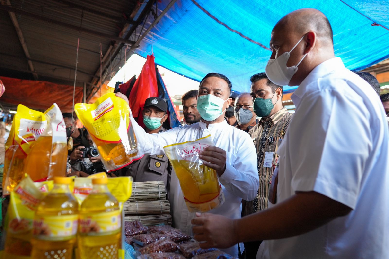 Tinjau Bahan Pokok di Pasar Terong, Gubernur Warning Distributor Tidak Mainkan Harga Jelang Lebaran