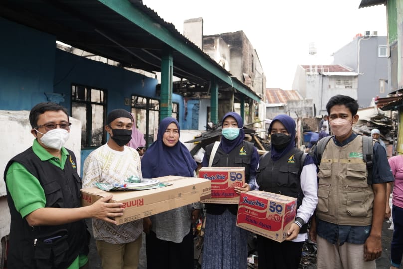 Andalan Sulsel Peduli Bawa Bantuan, Warga Jalan Pandang Makassar : Terima Kasih Pak Gubernur