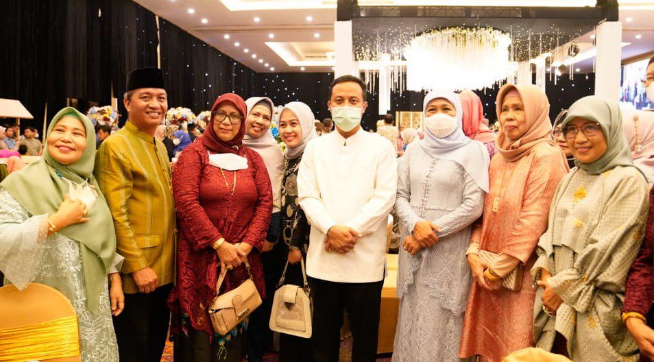 Bertemu di Acara Nikahan, Gubernur Andi Sudirman dan Gubernur Khofifah Jadi Rebutan Swafoto