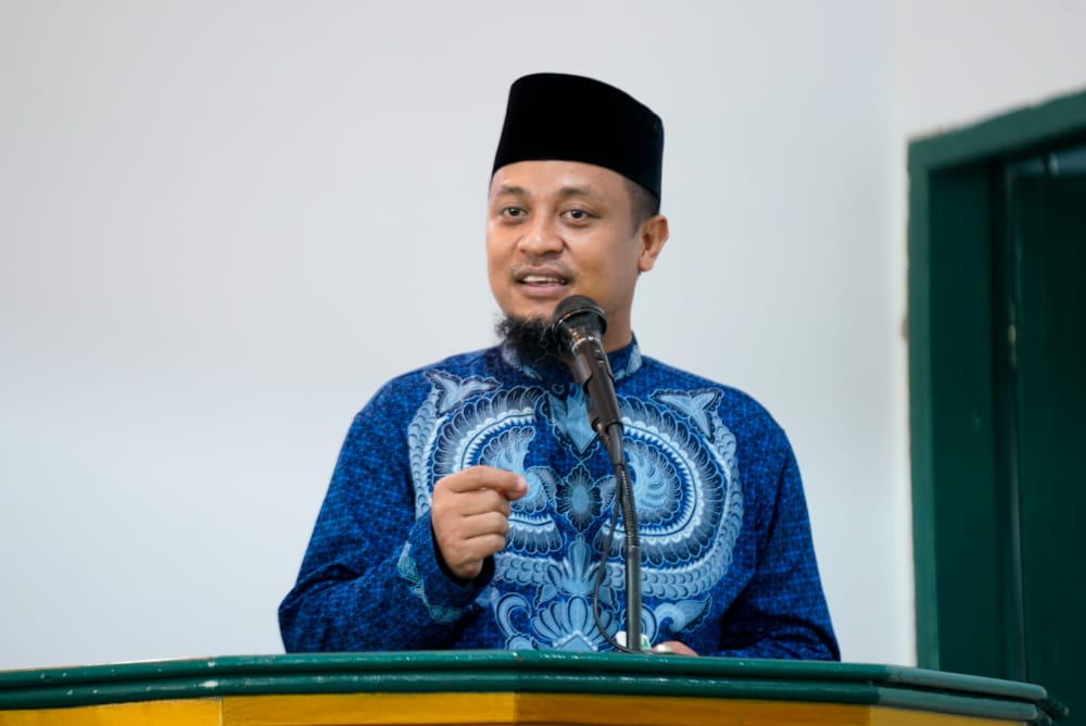 Di Soppeng, Andi Sudirman Serahkan Wakaf Al-Quran dan Hibah Sarana Masjid