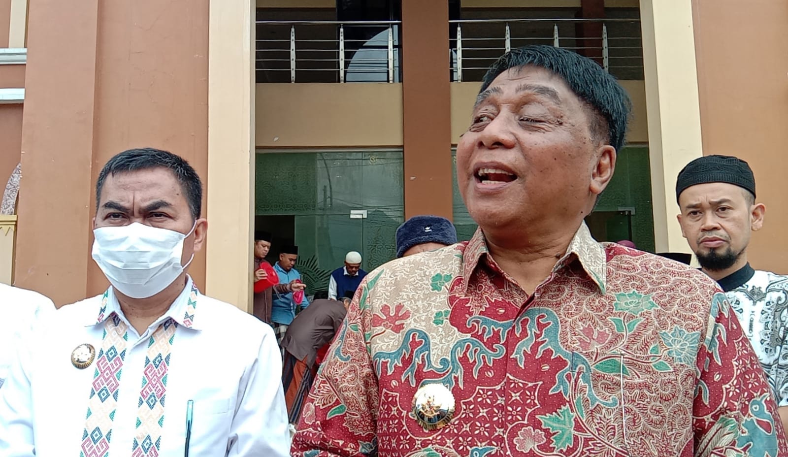 Bupati Tana Toraja : Selamat Idul Fitri, Mohon Maaf Lahir Batin 2 Bupati Tana Toraja : Selamat Idul Fitri, Mohon Maaf Lahir Batin
