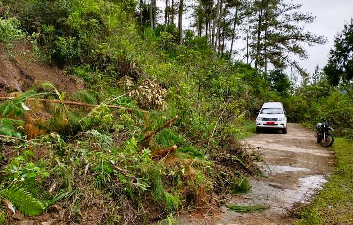 Warga Simbuang Mappak Terisolir, Jalan Poros Tertimbun Material Longsor 5 Warga Simbuang Mappak Terisolir, Jalan Poros Tertimbun Material Longsor