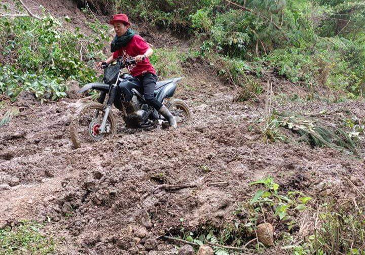 Warga Simbuang Mappak Terisolir, Jalan Poros Tertimbun Material Longsor 4 Warga Simbuang Mappak Terisolir, Jalan Poros Tertimbun Material Longsor