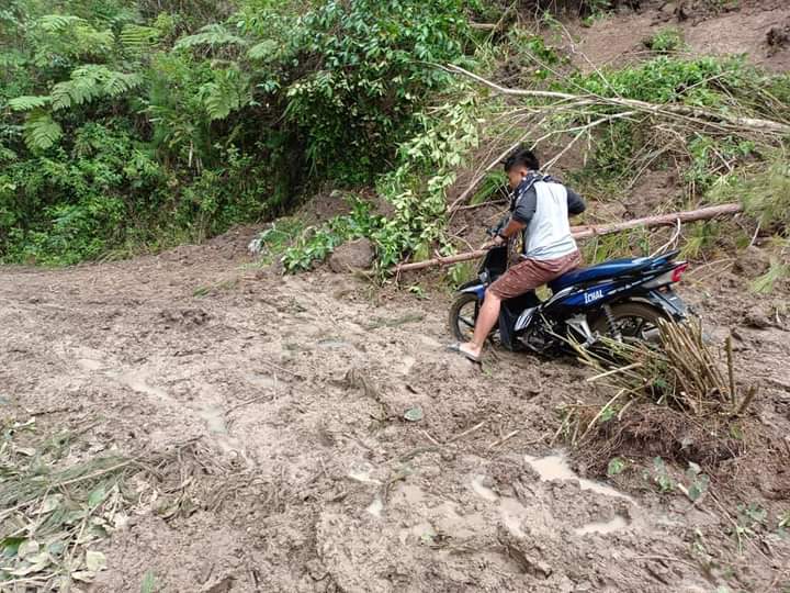 Warga Simbuang Mappak Terisolir, Jalan Poros Tertimbun Material Longsor 3 Warga Simbuang Mappak Terisolir, Jalan Poros Tertimbun Material Longsor
