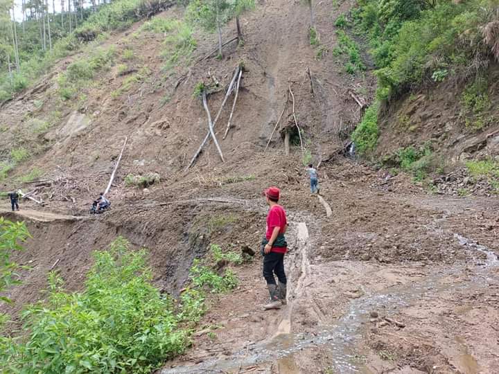 Warga Simbuang Mappak Terisolir, Jalan Poros Tertimbun Material Longsor 2 Warga Simbuang Mappak Terisolir, Jalan Poros Tertimbun Material Longsor
