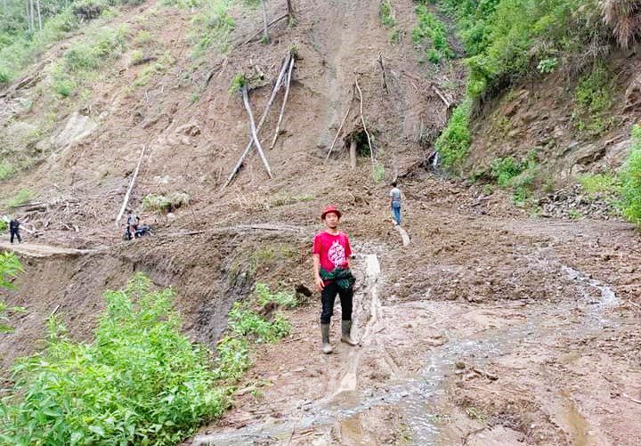 Jalan Poros Tertimbun Material Longsor, Warga Simbuang Mappak Terisolir