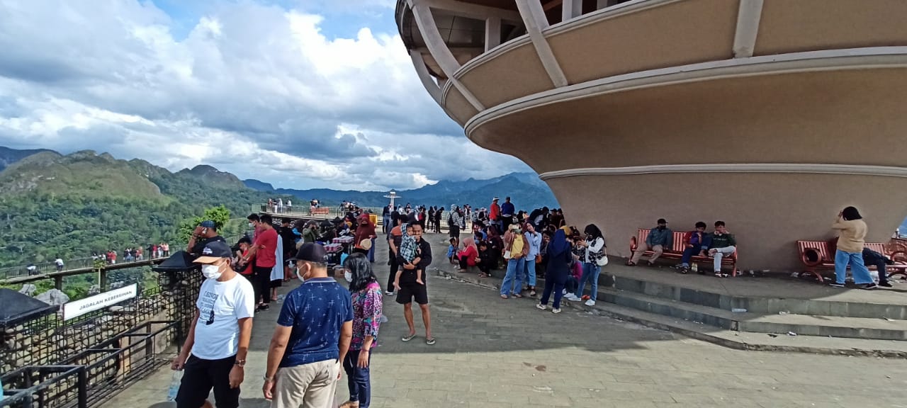 Libur Lebaran, Wisatawan Padati Objek Wisata di Tana Toraja 2 Libur Lebaran, Wisatawan Padati Objek Wisata di Tana Toraja