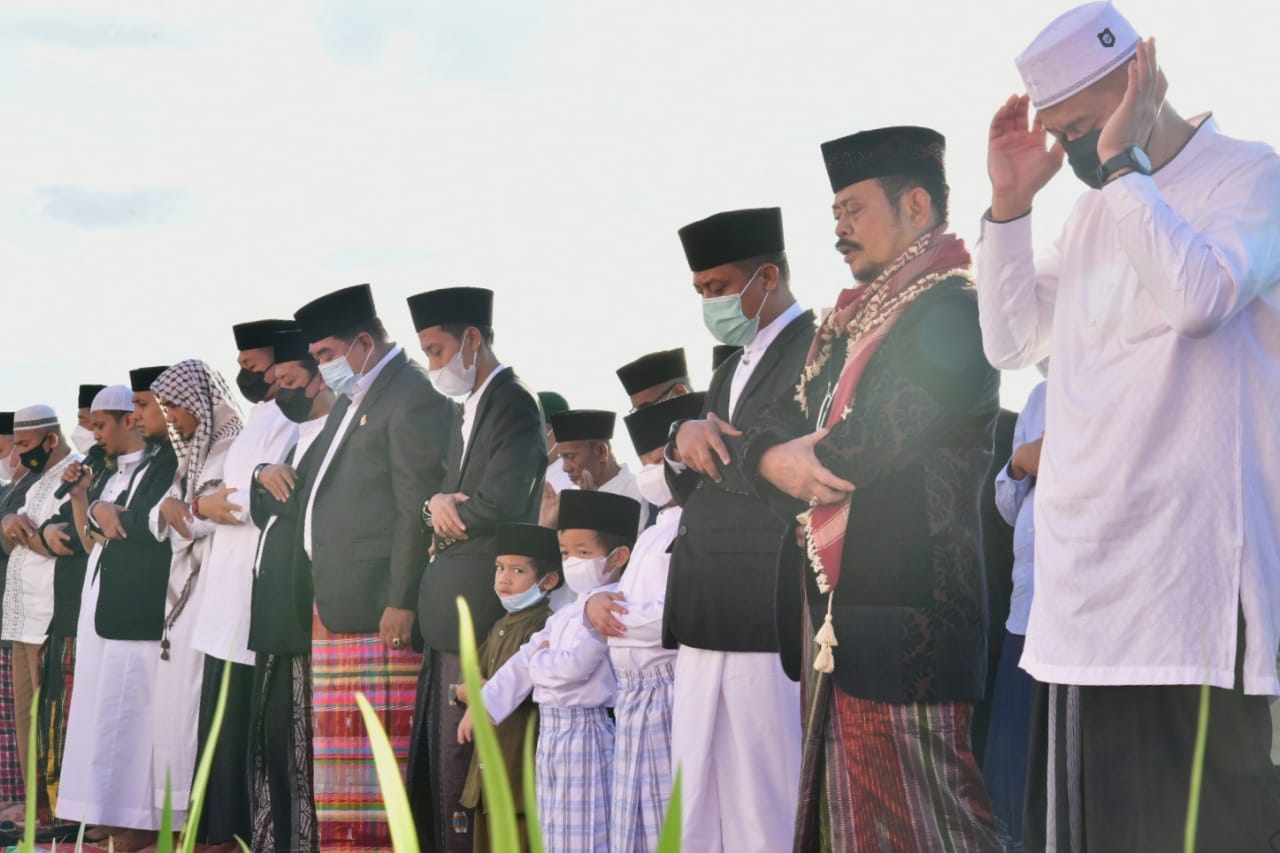 Di Makassar, Warga Ramaikan Salat Ied di Pelataran Masjid Kubah 99 Asmaul Husna