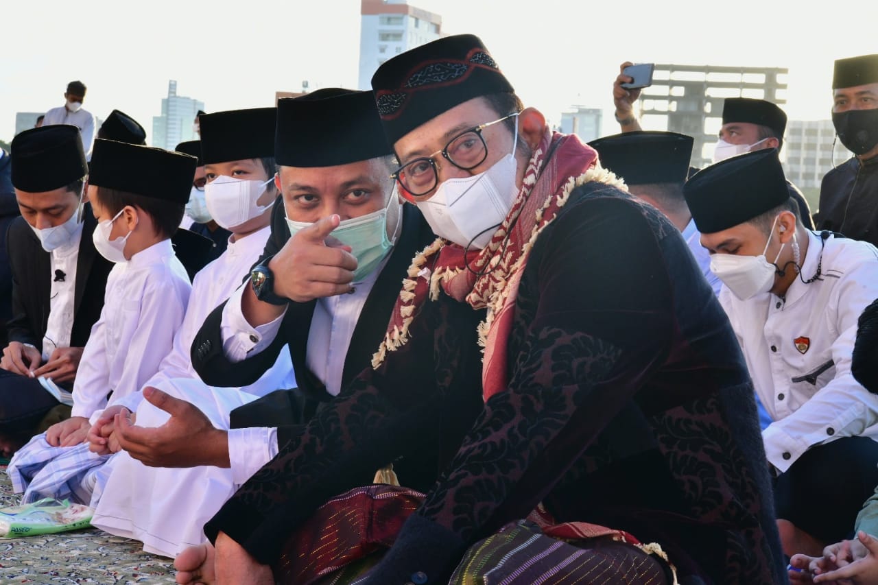 Di Makassar, Warga Ramaikan Salat Ied di Pelataran Masjid Kubah 99 Asmaul Husna
