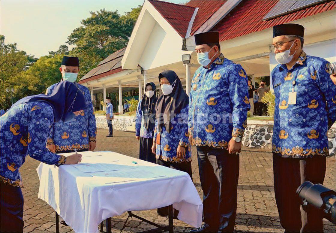 Ribuan CPNS dan PPPK Pemprov Sulsel Terima SK, Ada Yang Telah 20 Tahun Mengabdi 1 Ribuan CPNS dan PPPK Pemprov Sulsel Terima SK, Ada Yang Telah 20 Tahun Mengabdi