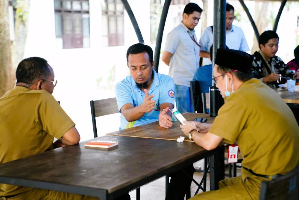 Susuri Area Gubernuran, Andi Sudirman Sempatkan Waktu Berbincang dan Makan Siang Bersama ASN