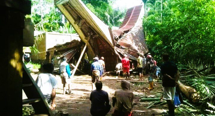 Angin Puting Beliung Tumbangkan Pohon Hingga Menimpa Satu Alang dan Dua Rumah di Batualu  