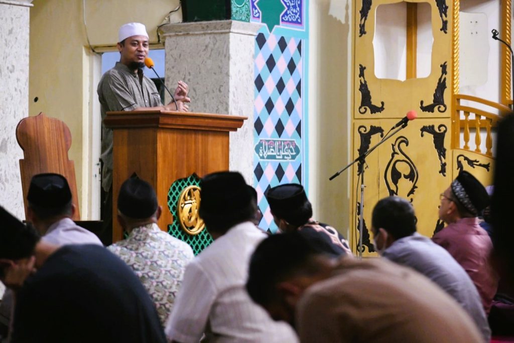 Shalat Berjamaah dengan Warga Bantaeng, Gubernur Andi Sudirman Ajak Masyarakat Taat Ibadah