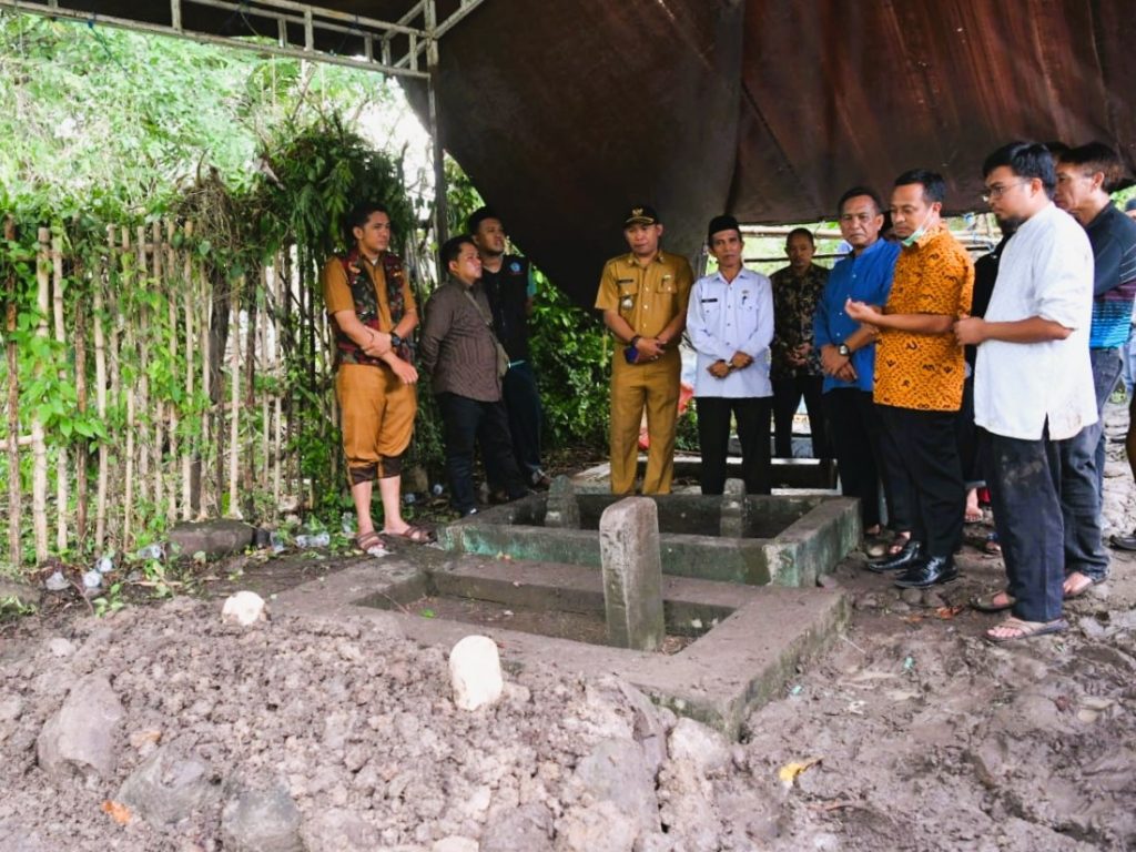 Ucapkan Belasungkawa, Gubernur Sulsel Berziarah ke Makam Istri KH Djamaluddin Amien