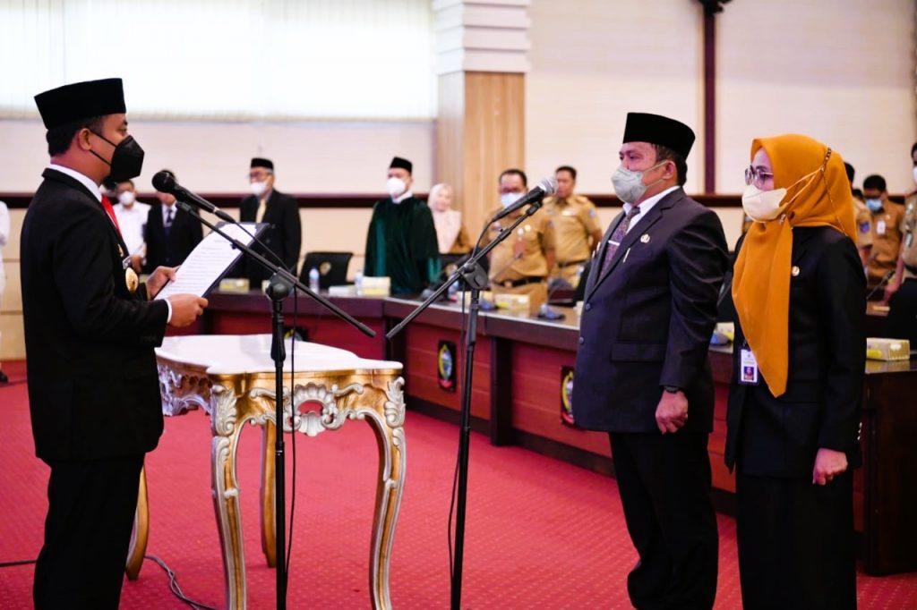 Lantik 2 Pejabat Eselon II, Gubernur Ingatkan Integritas dan Amanah