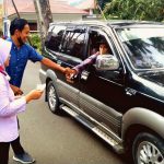 Sosialisasikan Tahapan dan Jadwal Pemilu 2024, KPU Tana Toraja Bagikan Stiker
