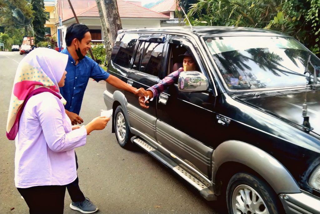 Sosialisasikan Tahapan dan Jadwal Pemilu 2024, KPU Tana Toraja Bagikan Stiker