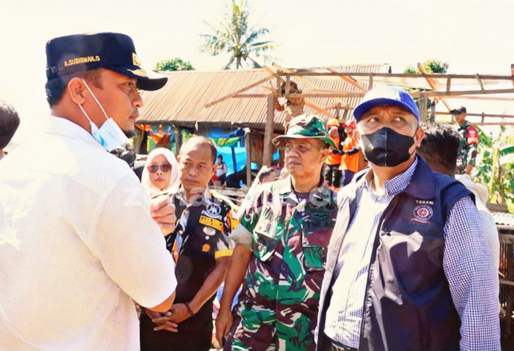 Andi Sudirman Tinjau Korban Angin Puting Beliung di Maros