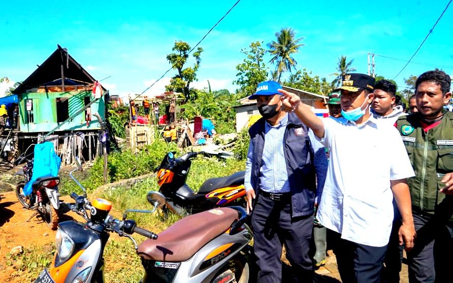 Andi Sudirman Tinjau Korban Angin Puting Beliung di Maros 2 Andi Sudirman Tinjau Korban Angin Puting Beliung di Maros