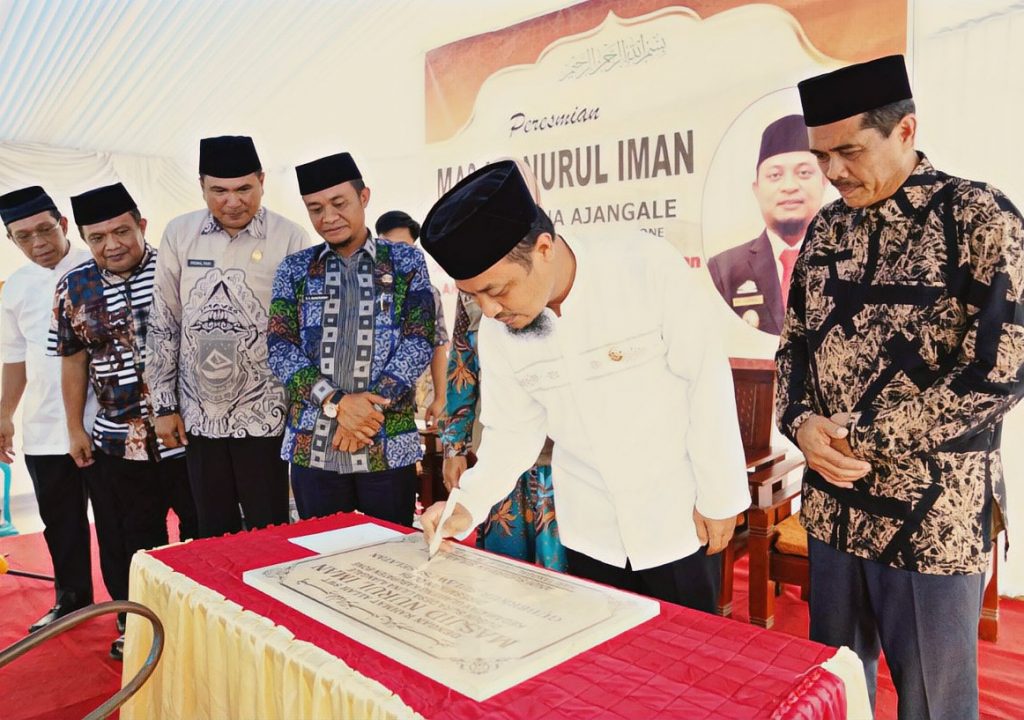 Disela Kunjungan ke Bone, Gubernur Sulsel Resmikan Masjid Nurul Iman
