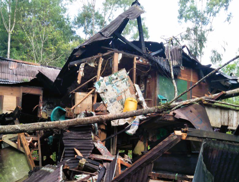 Satu Unit Rumah di Mengkendek Rusak Parah Ditimpa Pohon Tumbang
