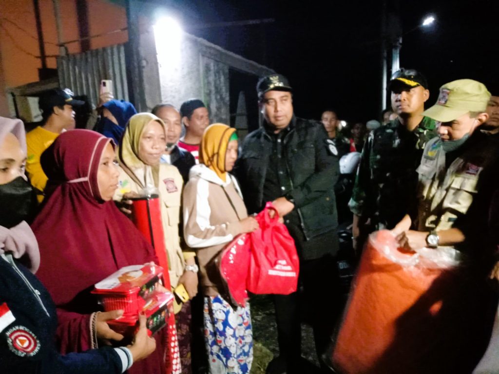 Gubernur Kirim Bantuan Logistik untuk Korban Angin Puting Beliung di Maros 2 Gubernur Kirim Bantuan Logistik untuk Korban Angin Puting Beliung di Maros