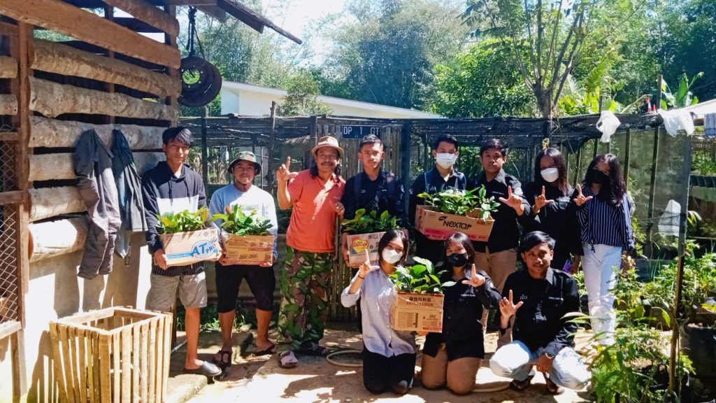 Komunitas Langkan Maega Tanam 100 Bibit Pohon Nato di Sesean