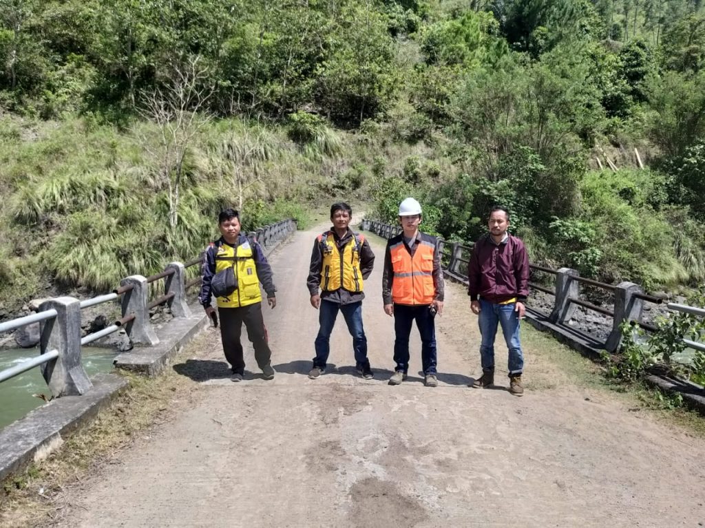 Pasca Terima Aspirasi Masyarakat Simbuang-Mappak, Gubernur Terjunkan Tim Tinjau Jalan Rusak 2 Pasca Terima Aspirasi Masyarakat Simbuang-Mappak, Gubernur Terjunkan Tim Tinjau Jalan Rusak