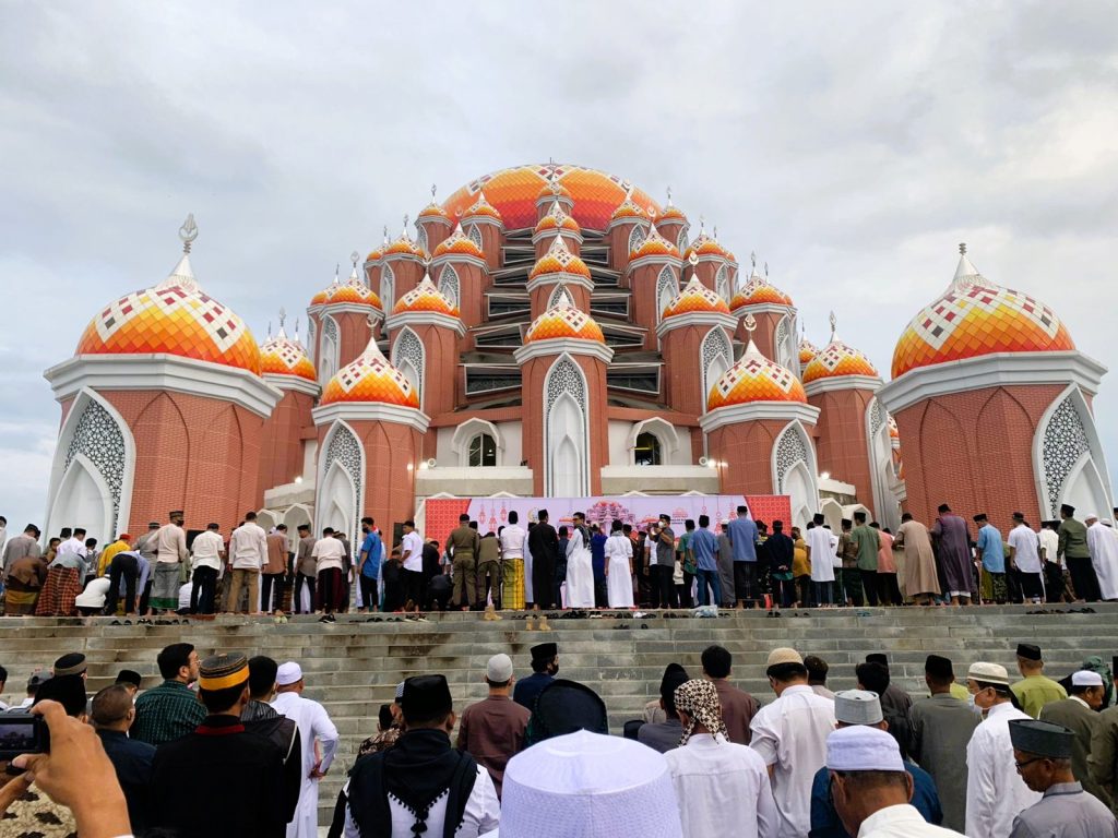 Warga Padati Salat Idul Adha di Masjid Kubah 99 Asmaul Husna
