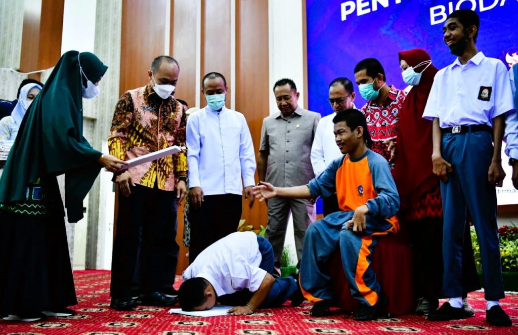 Penyandang Disabilitas Sujud Syukur Usai Terima E-KTP dari Gubernur Andi Sudirman