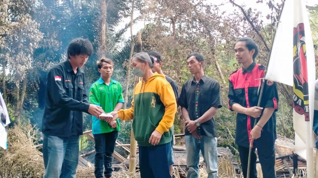 Aliansi Pemuda Mahasiswa Toraja Beri Santunan Keluarga Korban Kebakaran di Sangbua Toraja Utara