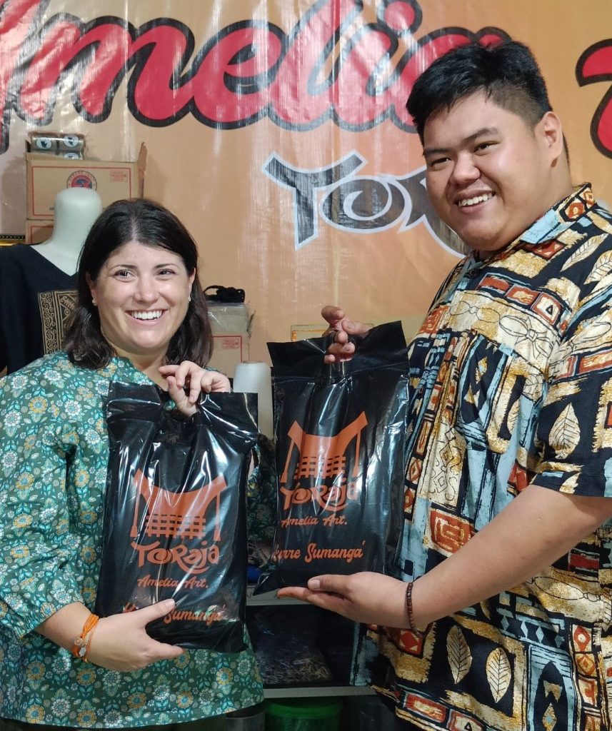 Founding Director KSWELI University of Texas Kunjungi UMKM Amelia Art Toraja 3 Founding Director KSWELI University of Texas Kunjungi UMKM Amelia Art Toraja