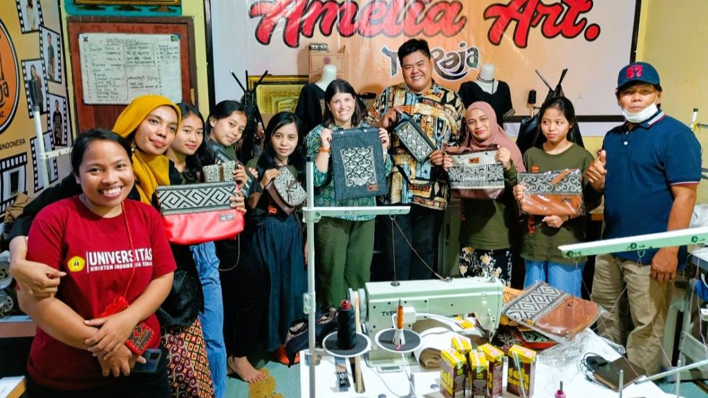 Founding Director KSWELI University of Texas Kunjungi UMKM Amelia Art Toraja 2 Founding Director KSWELI University of Texas Kunjungi UMKM Amelia Art Toraja