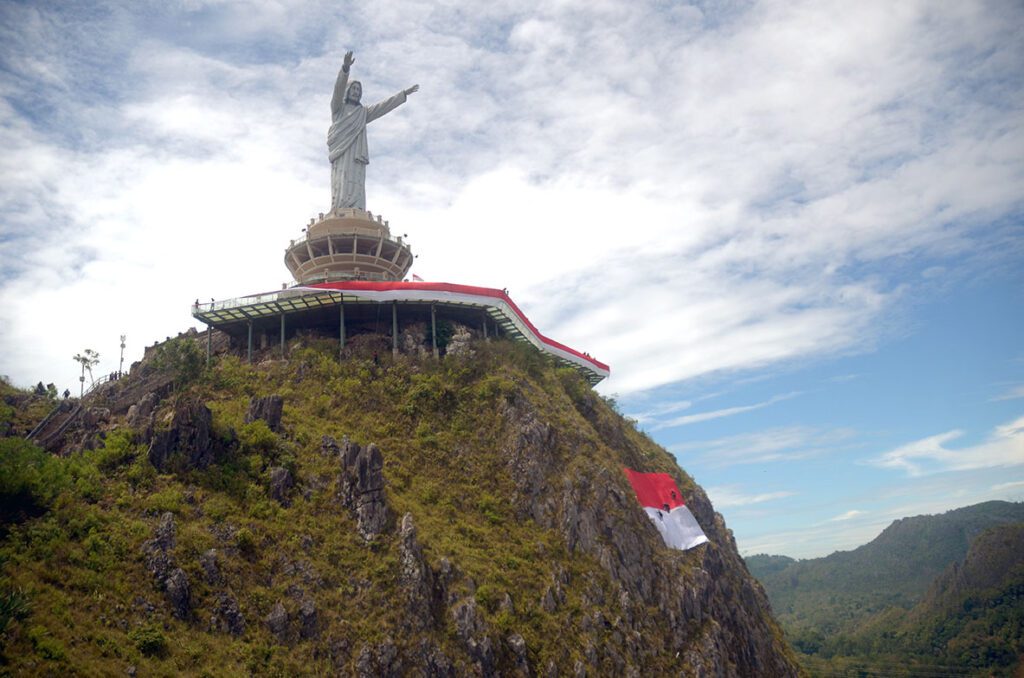 Bendera Merah Putih Sepanjang 77 Meter Berkibar di Destinasi Patung Yesus Tertinggi di Dunia
