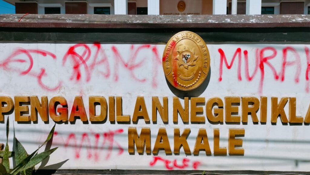 Demonstran Coret Pagar dan Rusak Tanaman Kantor PN Makale