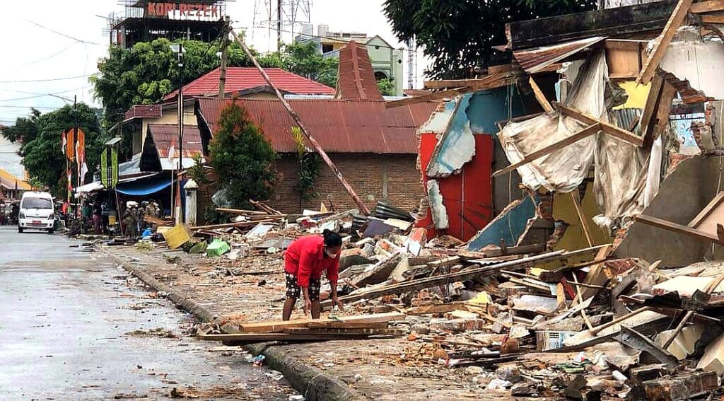 Seorang Ibu Kumpulkan Puing-puing Bangunannya Usai Digusur