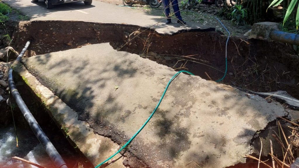 Jembatan Amblas, Warga Dusun Salupao Kelurahan Maroangin Mengaku Sulit Beraktifitas 1 Jembatan Amblas, Warga Dusun Salupao Kelurahan Maroangin Mengaku Sulit Beraktifitas