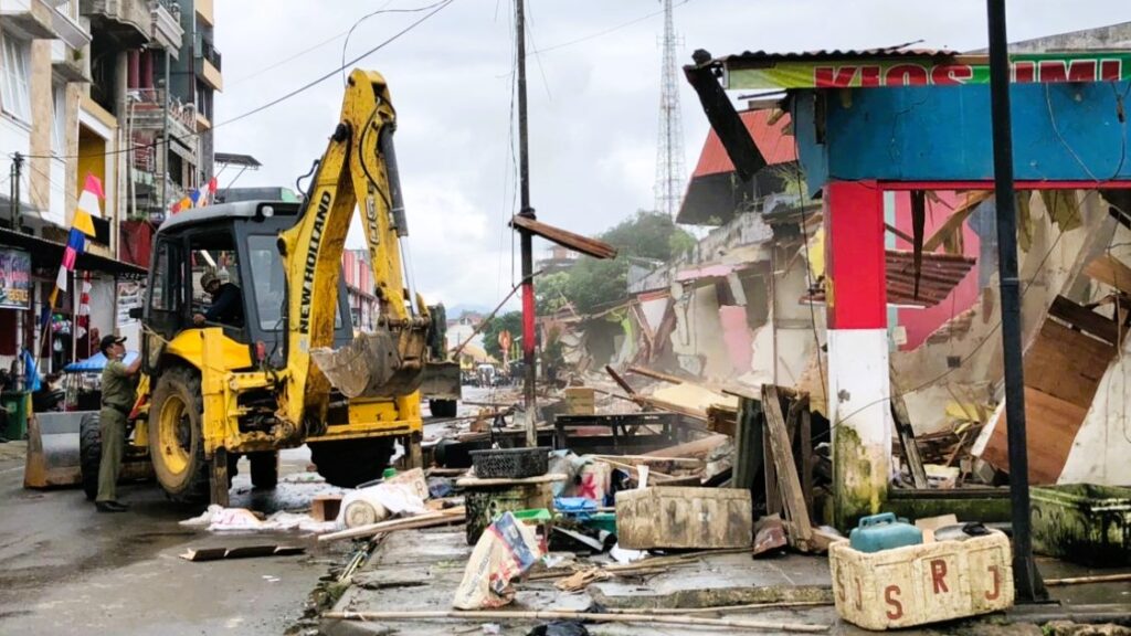 Ratusan Lapak Pasar Sore Dibongkar, Pemkab Toraja Utara Diminta Hati-Hati Buat Program 4 Ratusan Lapak Pasar Sore Dibongkar, Pemkab Toraja Utara Diminta Hati-Hati Buat Program