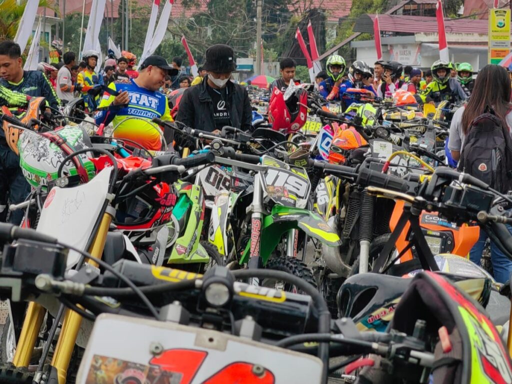 Rider Se-Nusantara Jelajah Bumi Lakipadada 2 Rider Se-Nusantara Jelajah Bumi Lakipadada