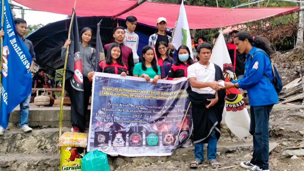 Aliansi Pemuda Mahasiswa Toraja Peduli Korban Kebakaran di Gandangbatu Sillanan